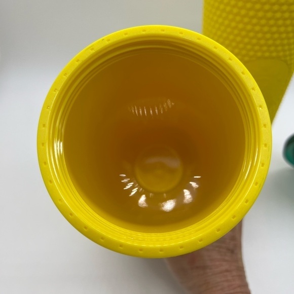 STARBUCKS SET OF 2 YELLOW & GREEN DRINK HOLDER WITH STRAW AND LID 20 OZ - Picture 6 of 14